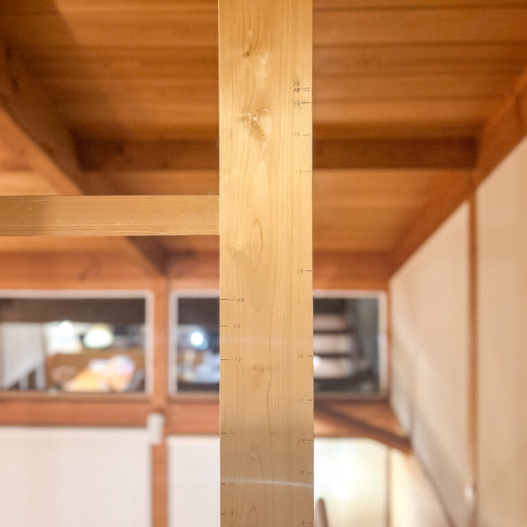 柱のキズ